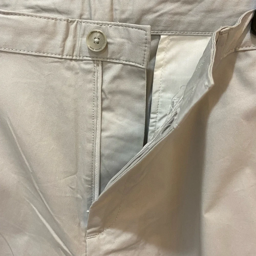 Calvin Klein Jeans Men's Light Gray Flat Front Casual Shorts - 40 - NWOT